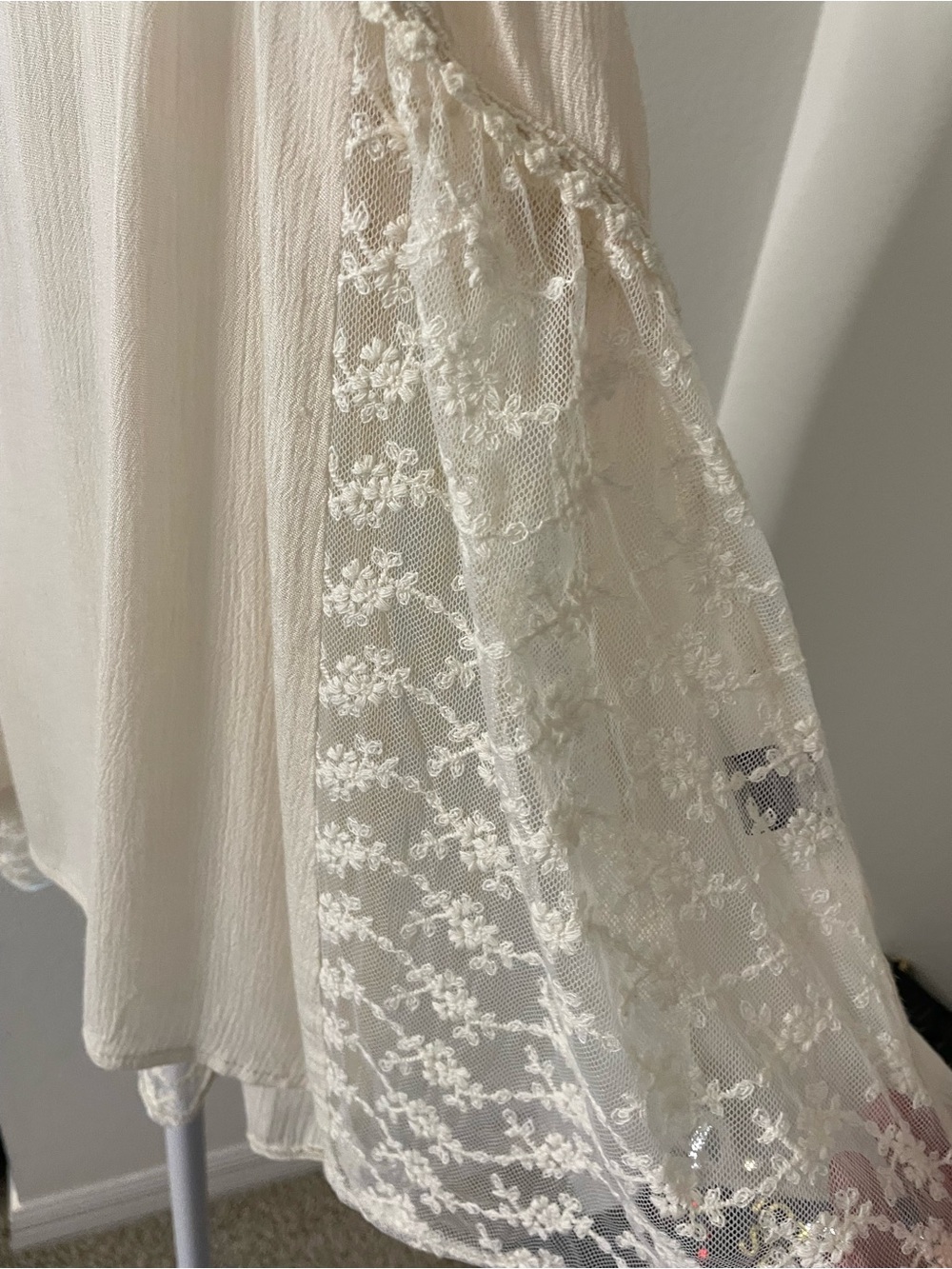 POL Cream Lace-Trim High Low Top with adjustable straps - Picture 2 of 7